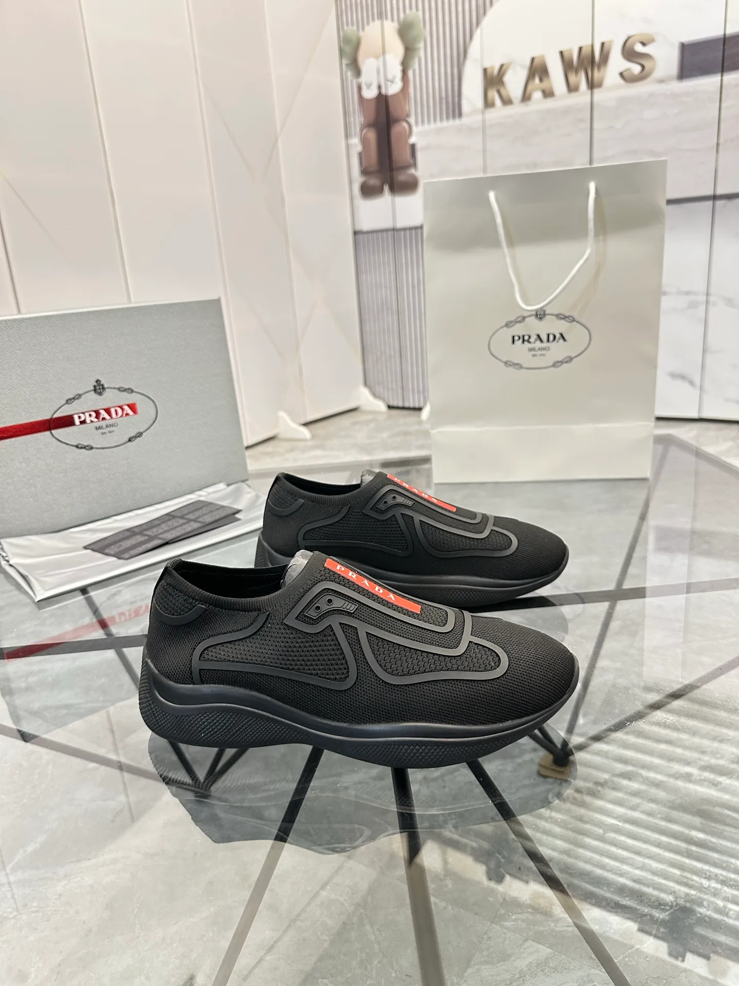 Men's shoes: 💰P460¥ High-end top quality Product trademark: Prada *"Prada*" low-top casual shoes Regular size: 38-45 (can be customized to 46) Product materials: imported original breathable fly knit upper, breathable lining, original outsole. No.: 001